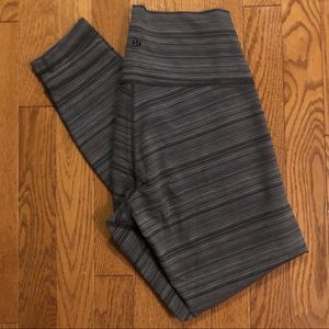 Lululemon Cropped Legging - Grey stripe print